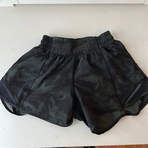 Lululemon size 2’ tall hottie hot shorts in color green camo!!💚🌲🌴